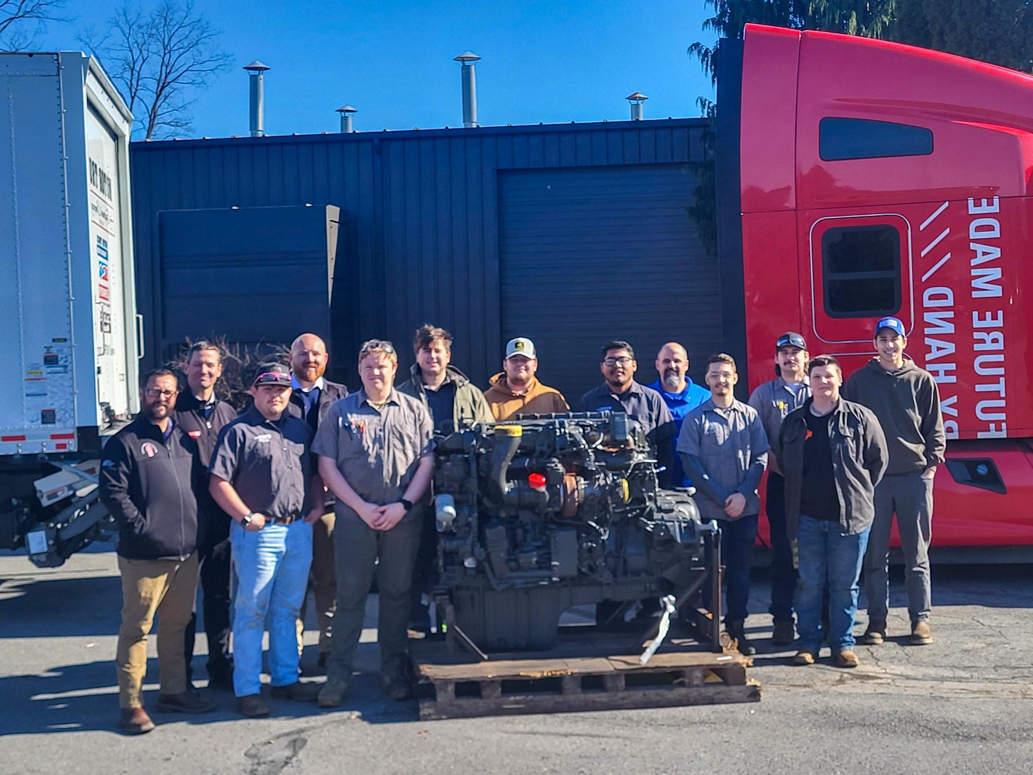宾州大学的肯沃斯向柴油实验室捐赠了首台同类发动机